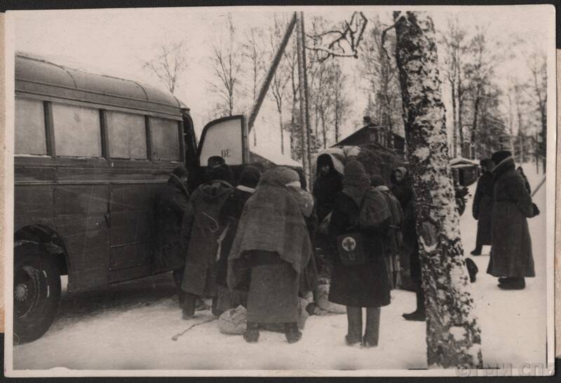 Эвакуация населения из Ленинграда. Посадка в автобус, идущий через Ладожское озеро.