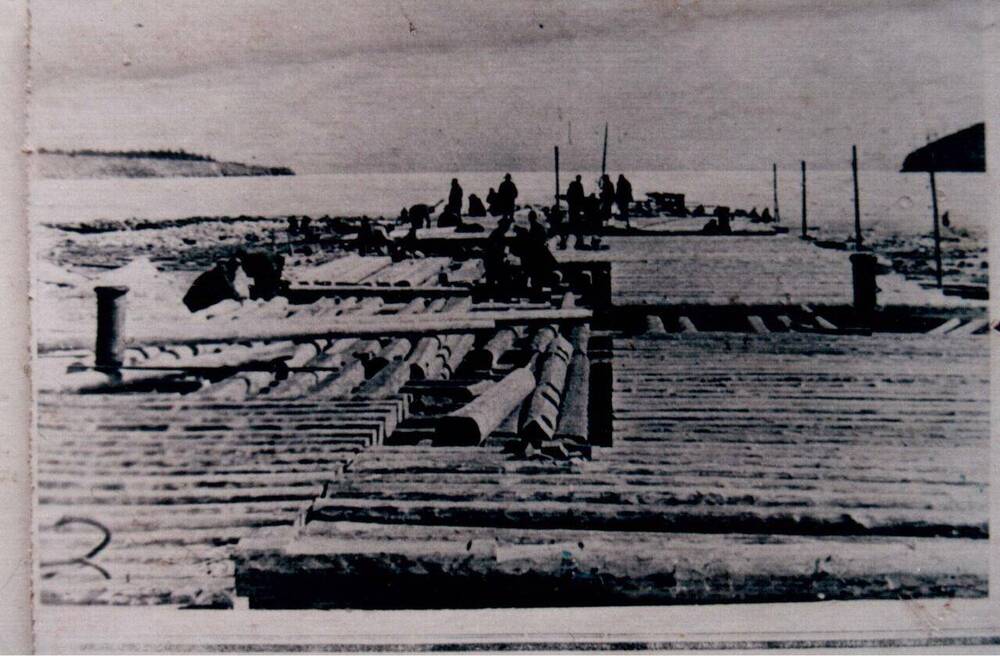 Фото ч/б документальное. На снимке первый пирс порта Ванино в процессе строительства. На снимке показана укладка проезжей части пирса. 