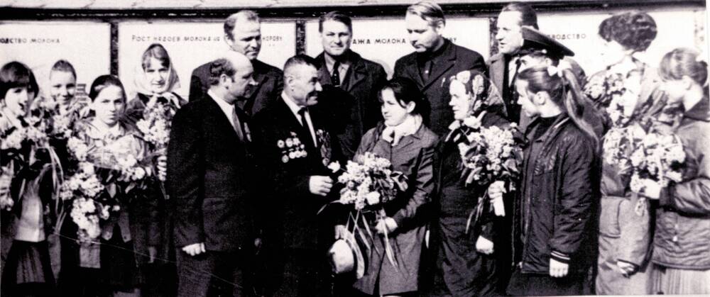 Борисевич Иван Андреевич (второй слева в первом ряду), фото