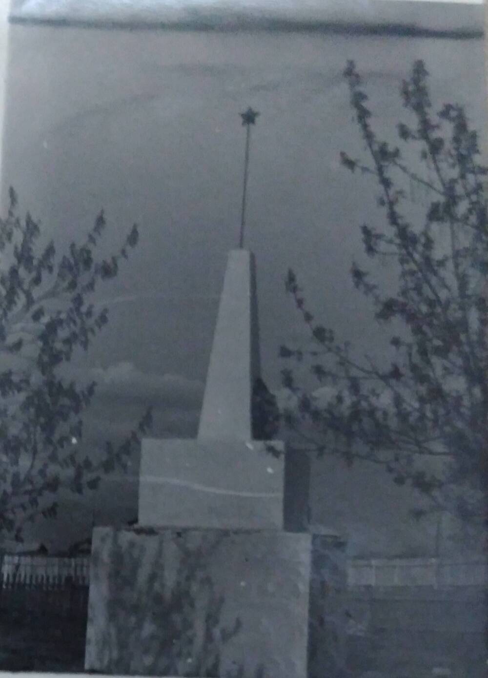 Фотография ч/б Первый памятник на братской могиле с. Сладково 1959 г..