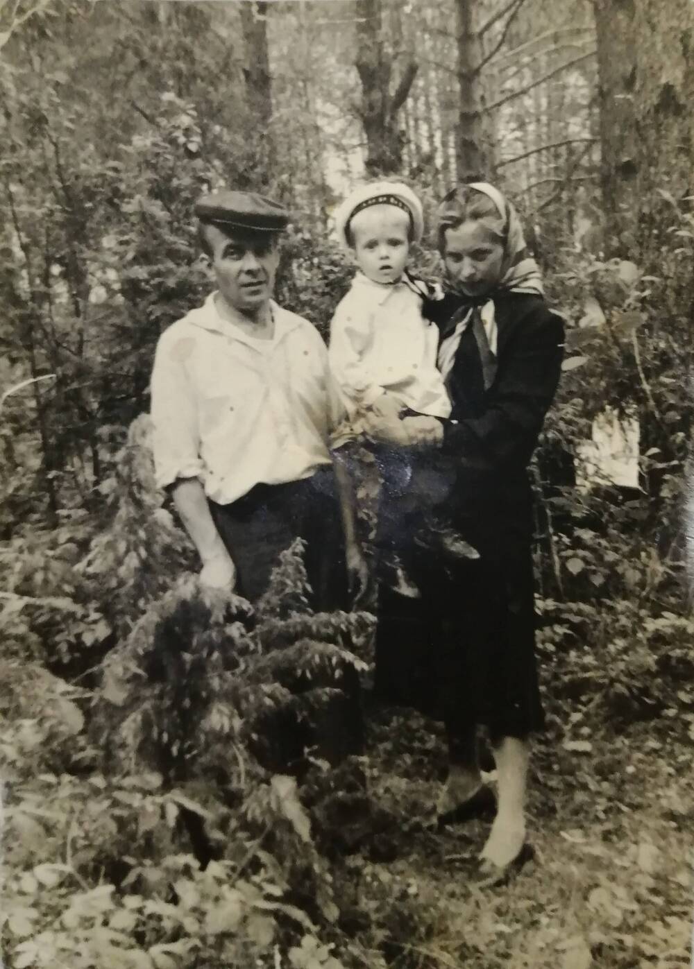 Фотография. Гребенев Иван Николаевич с женой и сыном.