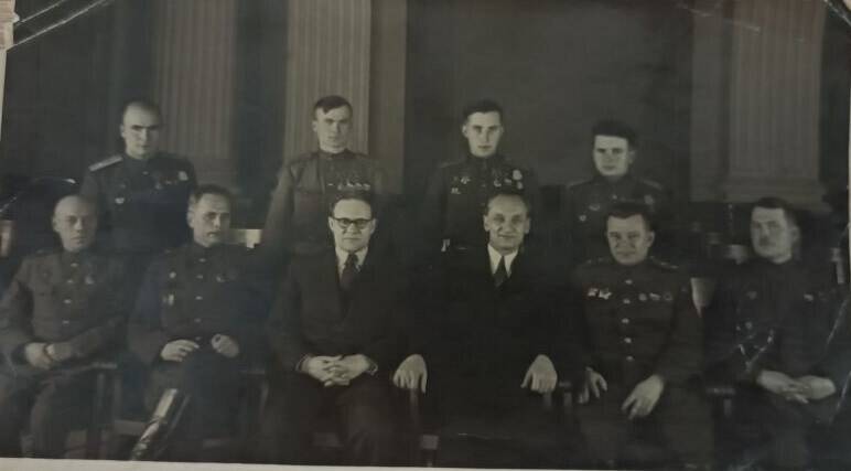 Фотография (групповая). ч\б. На фото изображен в верхнем ряду Герой Советского Союза, второй справа Николаев Д.С.