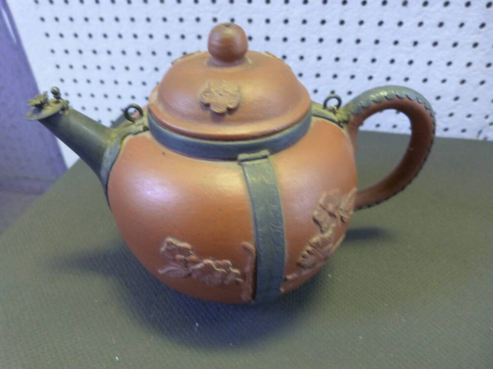 Чайник керамический, коричневого цвета, носик окантован закрывающимся металлом, Франция, конец XVIII - начало XIX века.