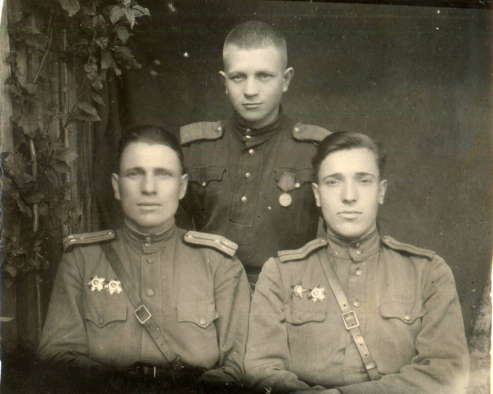 Полежаев Михаил Алексеевич(сидит справа), фото