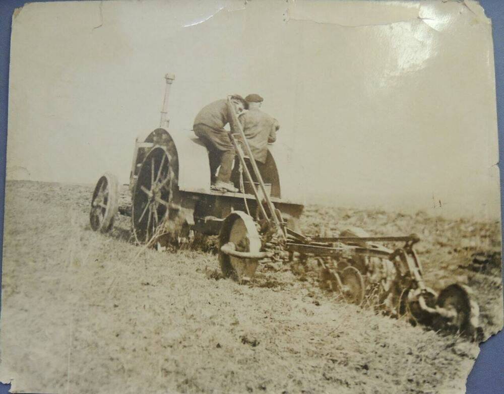 Фотография. Гудят на полях стальные кони.