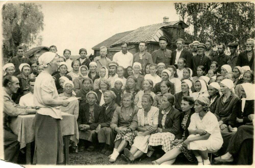 Фотография. Общее собрание колхоза перед выходом на сенокос.
