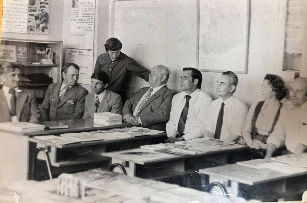 Фото Соколенко  среди учителей и гостей ГДР, слушателей сов.парт школы