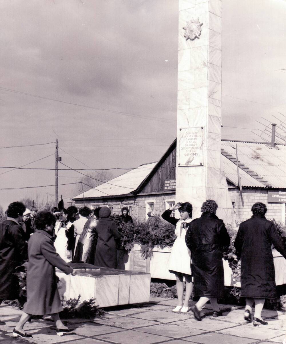 Торжество у памятника героям ВОВ, фото