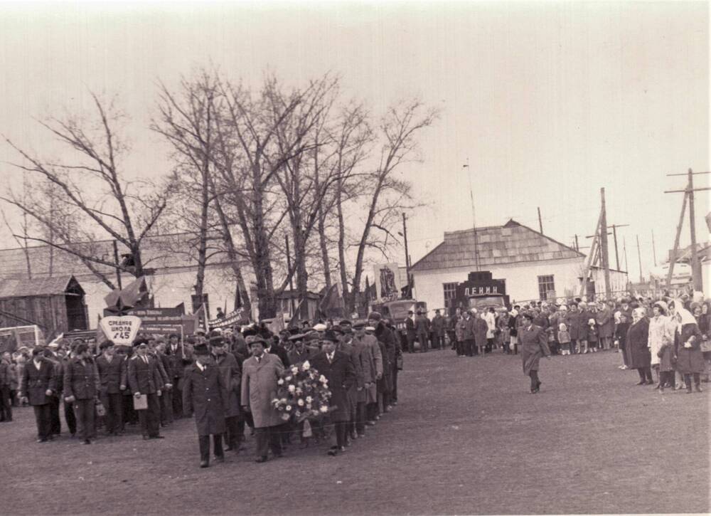 Колонны демонстрантов на марше в честь дня Победы, фото