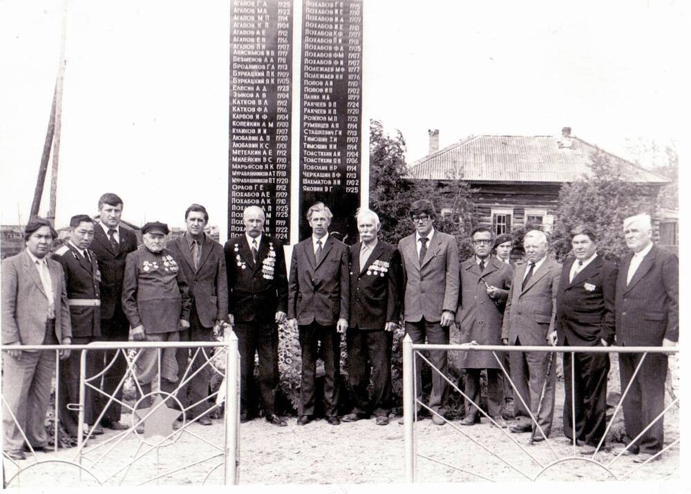 9 мая 1983 года у памятника участникам ВОВ в Ст. Мосино, фото