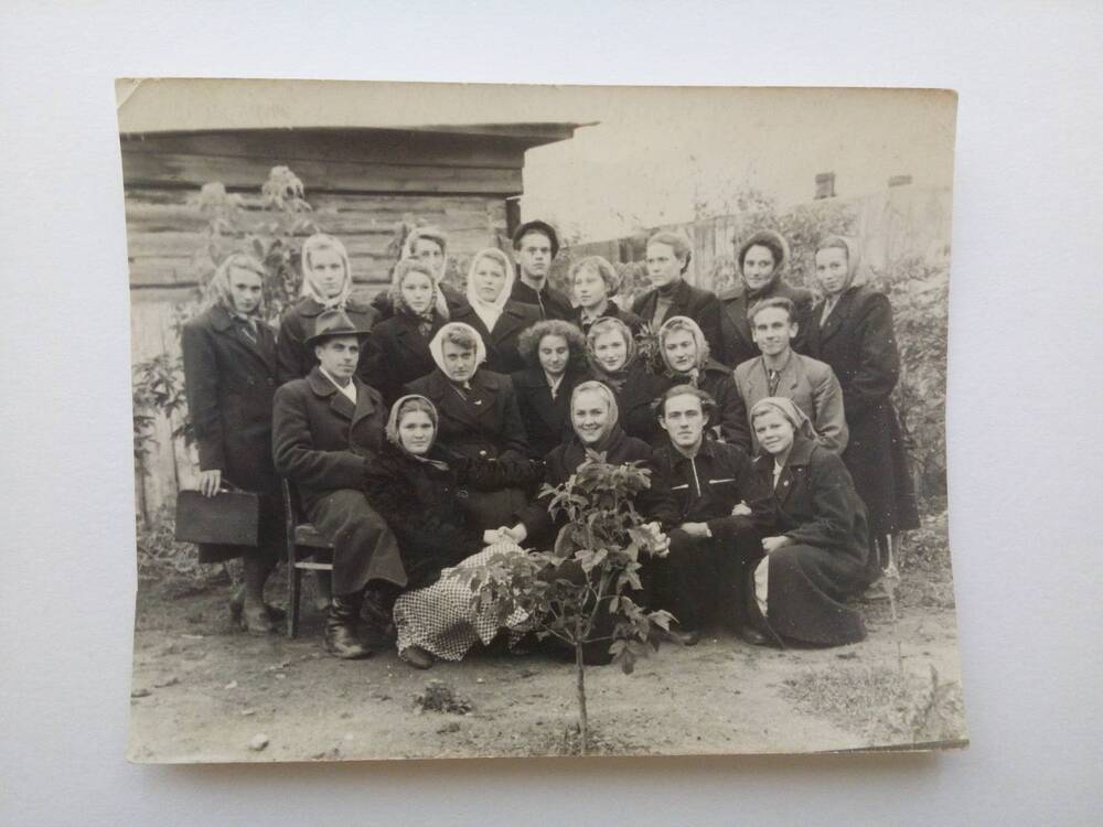 Снимок групповой портретный Студенты в колхозе