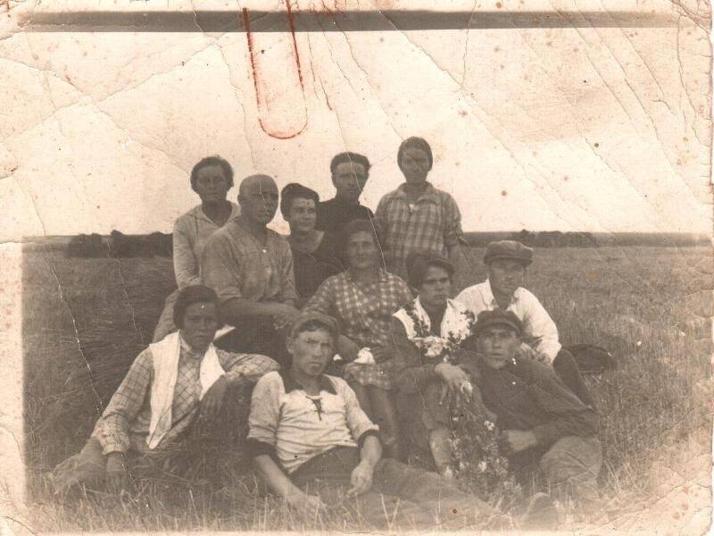 Фотография. Бригада комсомольцев Аркадака после окончания работ в колхозе «Смычка»