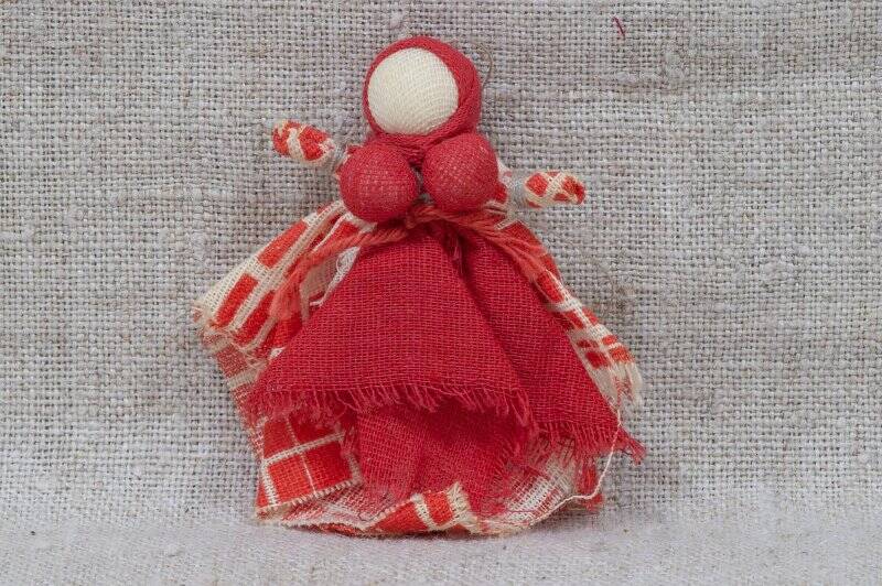 Кукла, баба в красном платке.