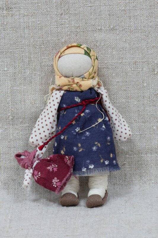 Кукла, девочка с куколкой в руке.