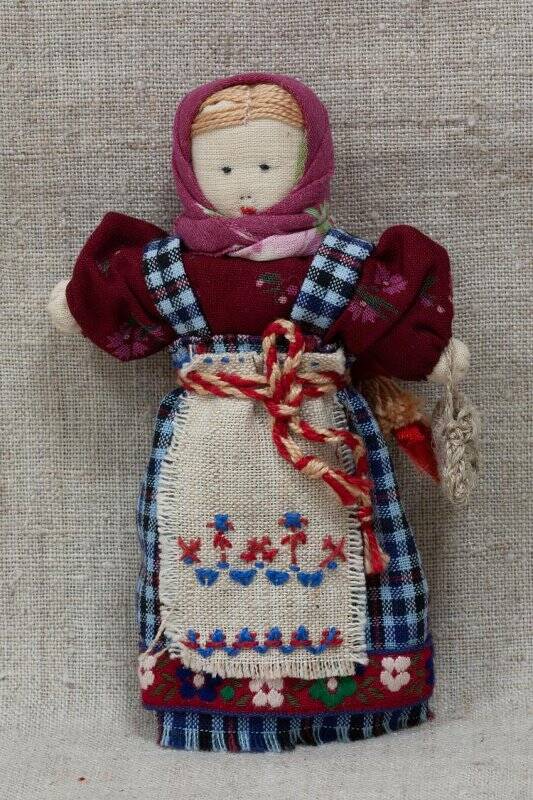 Кукла, с вязаной сумочкой.