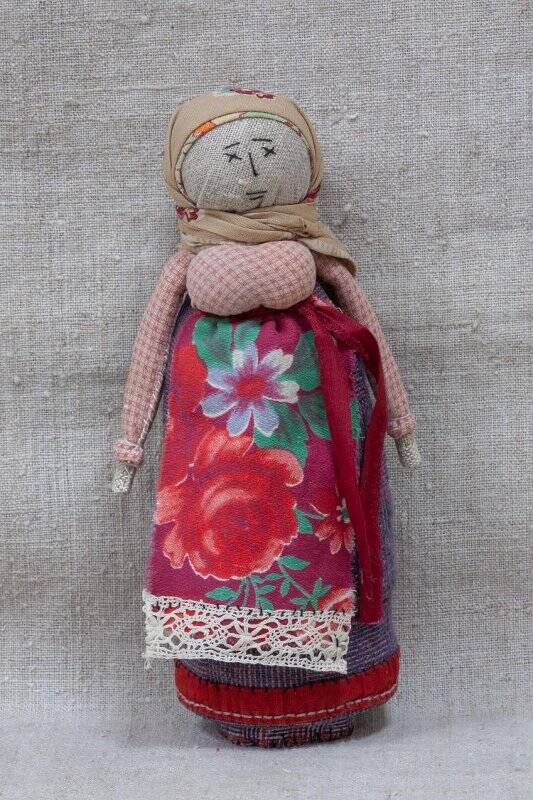 Кукла, в бежевом платке с цветочками.
