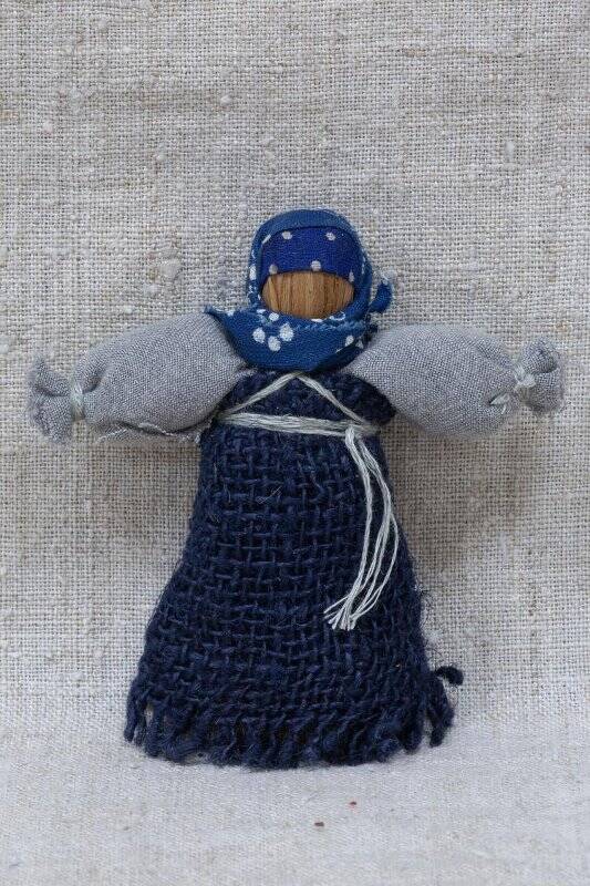 Кукла, в темно-синем сарафане.