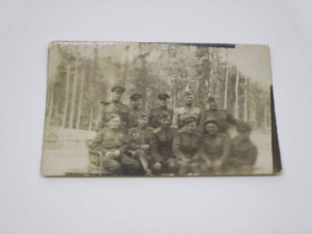 Фотограия капитана Волобуева В.А. (сидит 3-й слева) с товарищами