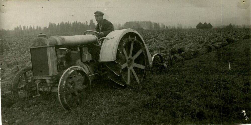 Фотография. Первый трактор в Костоме.