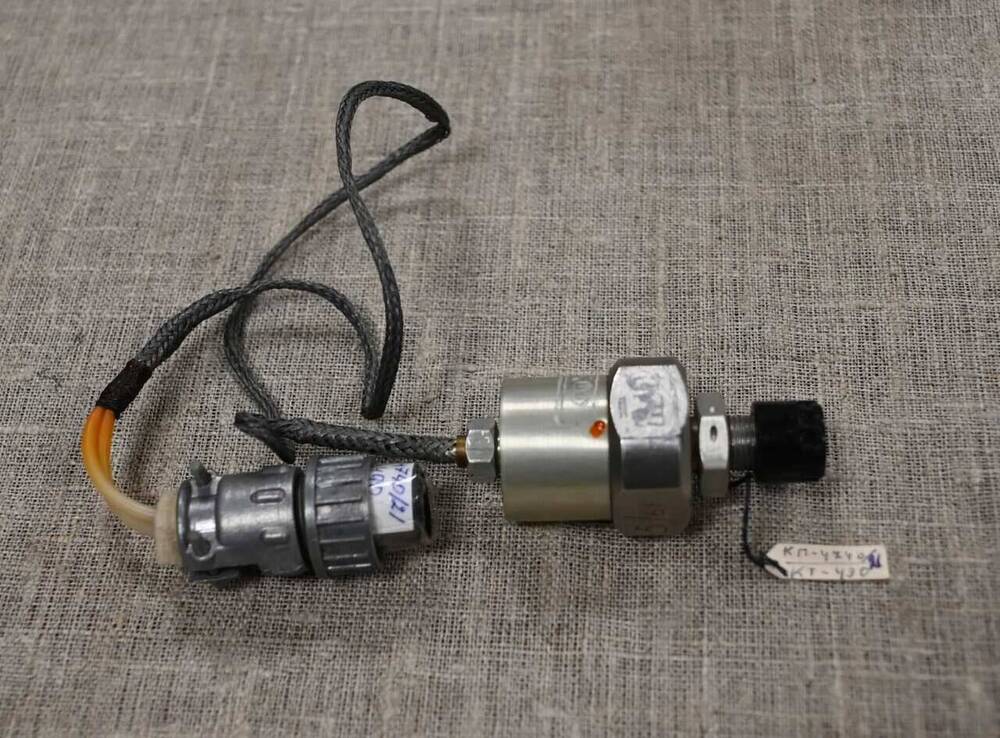 Сигнализатор давления электрический МСД-55, предназначенный для срабатывания контактной системы при давлении 55 кГ/см кв.