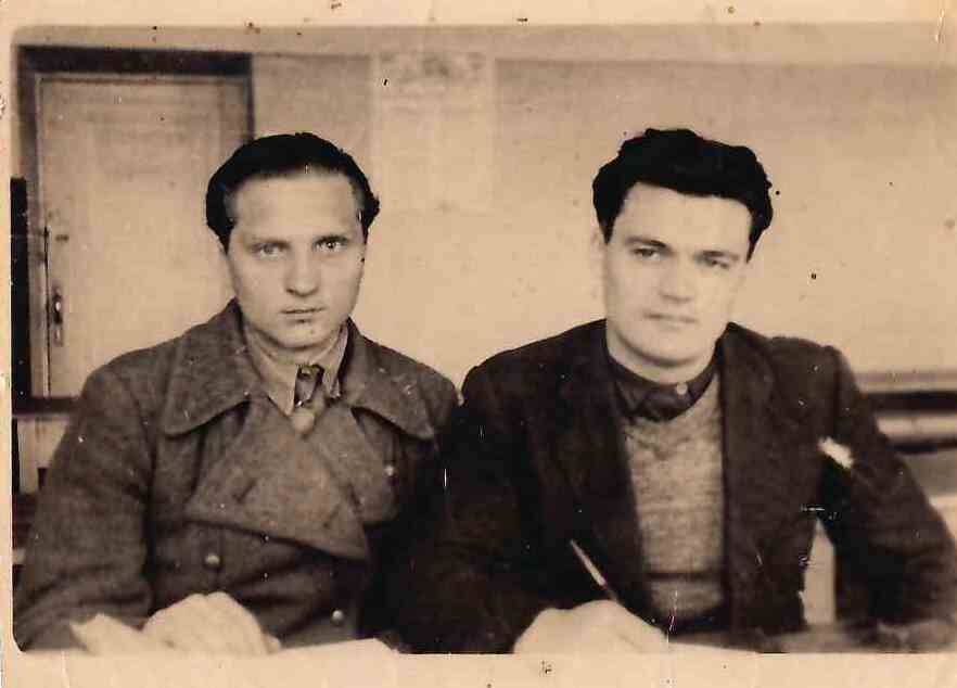Фото черно-белое. Михаил Иванович Егоров (справа) с другом Алексеем Тихоновичем Цукановым.