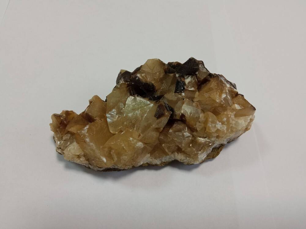 Кальцит, щетка кристаллов со следами ожелезнения