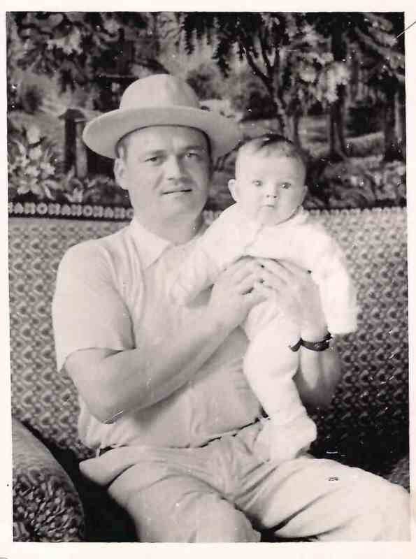 Фото черно-белое. Михаил Иванович Егоров с младшим сыном Алексеем.