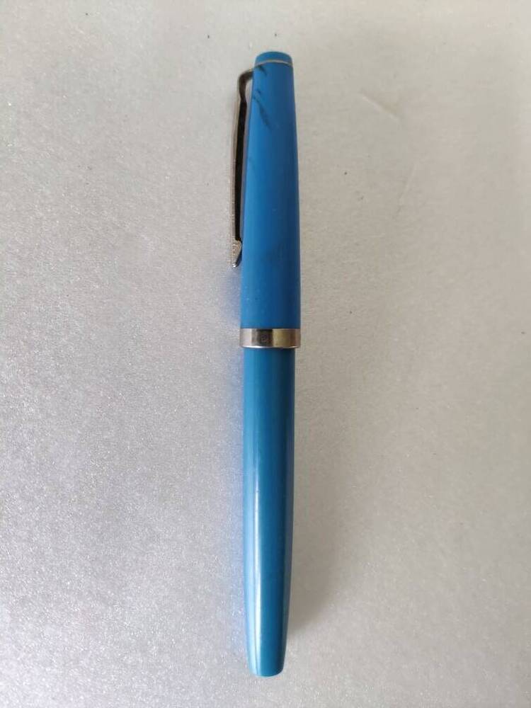 Ручка перьевая с закрытым пером.