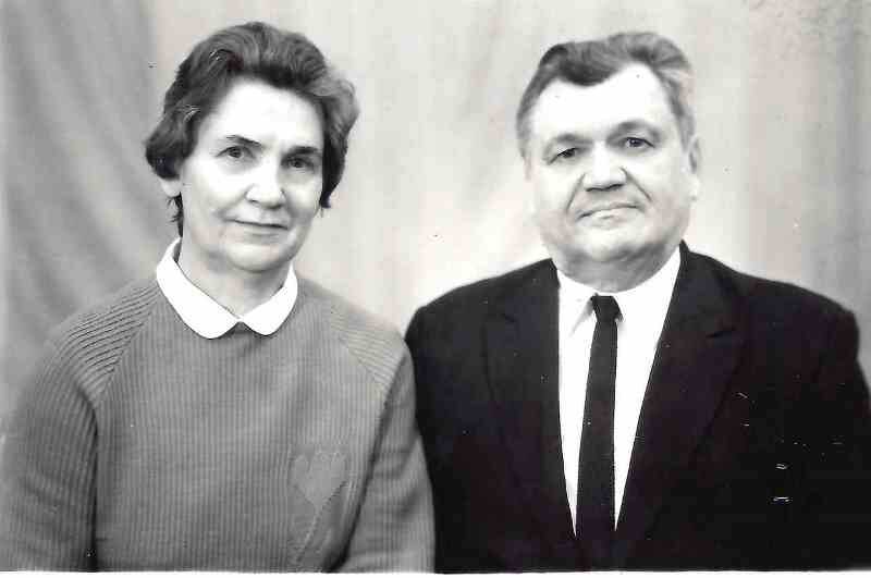 Фото черно-белое. Михаил Иванович Егоров с супругой Натальей Петровной.