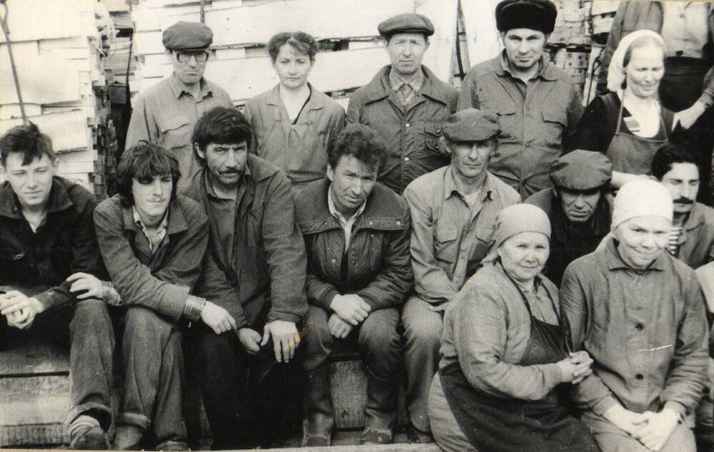 Фотография. Работники Тарно-заготовительного цеха Балезинского леспромхоза на субботнике в 1988 году.
