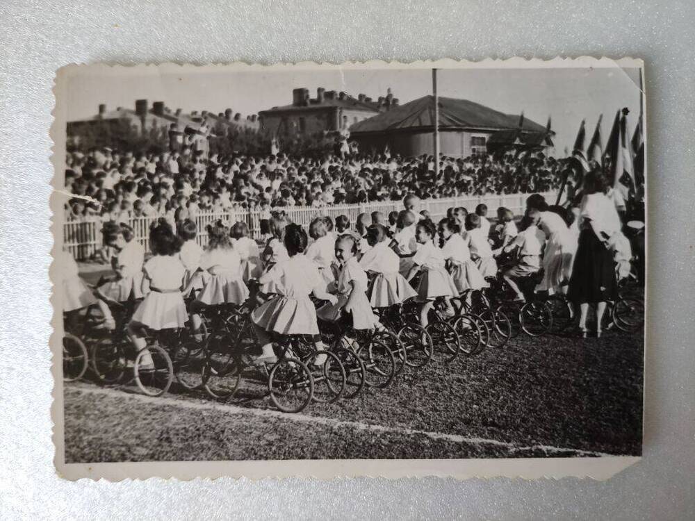Фото: Фестиваль в Котовске. Участники фестиваля на стадионе 1957 г.