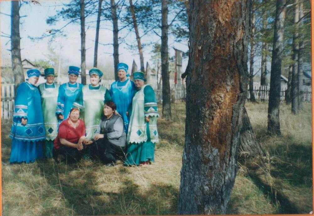 Фотография цветная групповая.  Коллектив художественной самодеятельности с. Калиновка,  Ромненский район.
