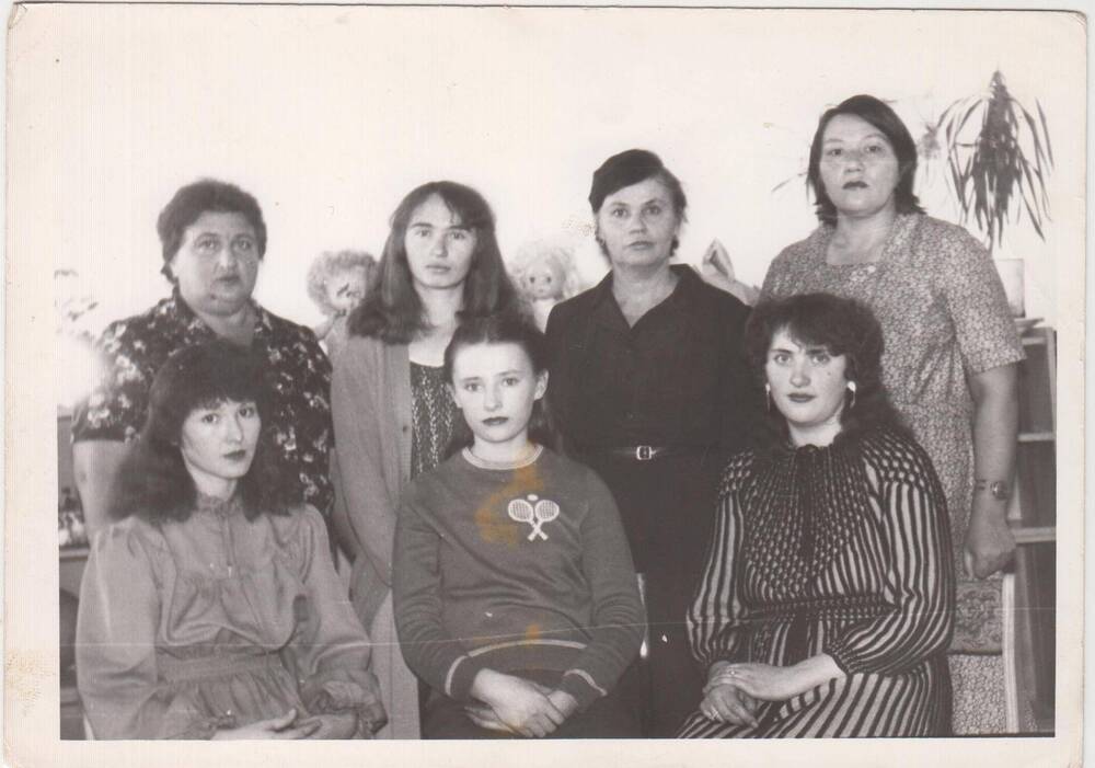Фотография чёрно-белая групповая.  Коллектив детского сада  с. Калиновка, Ромненский район.