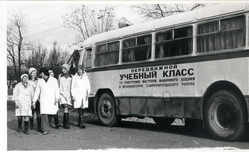 Фотоотпечаток: Передвижной класс - автобус по подготовке мастеров машинного доения