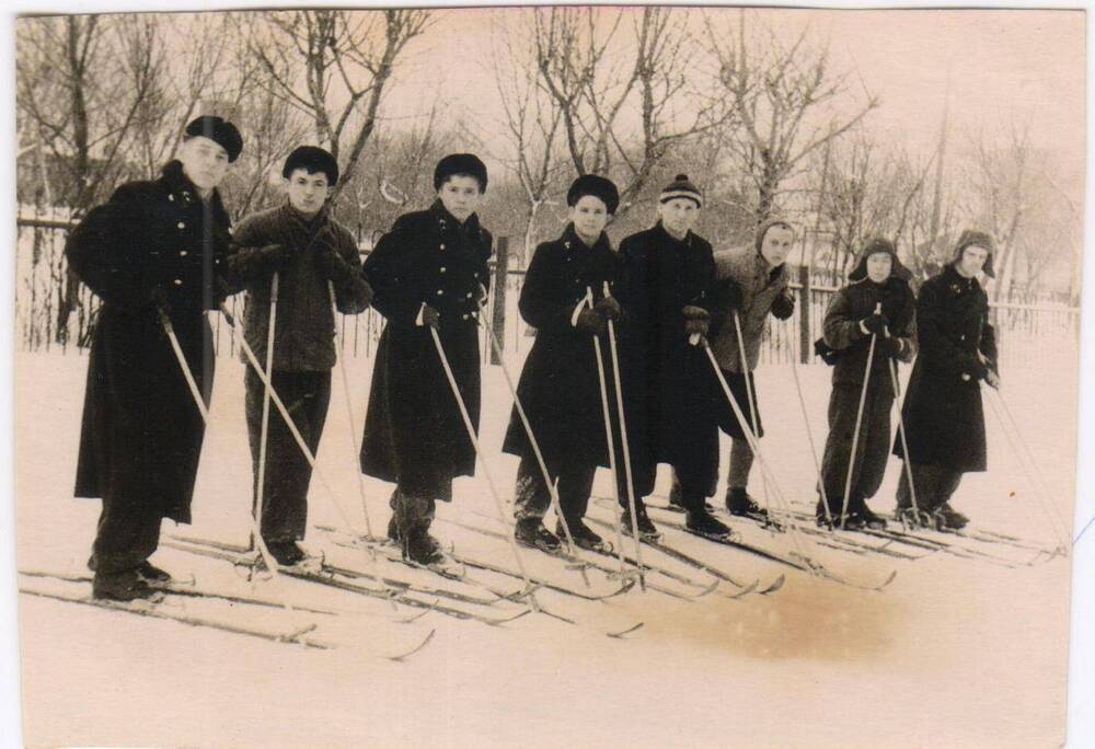 Фотография. Учащиеся ремесленного училища на лыжах.