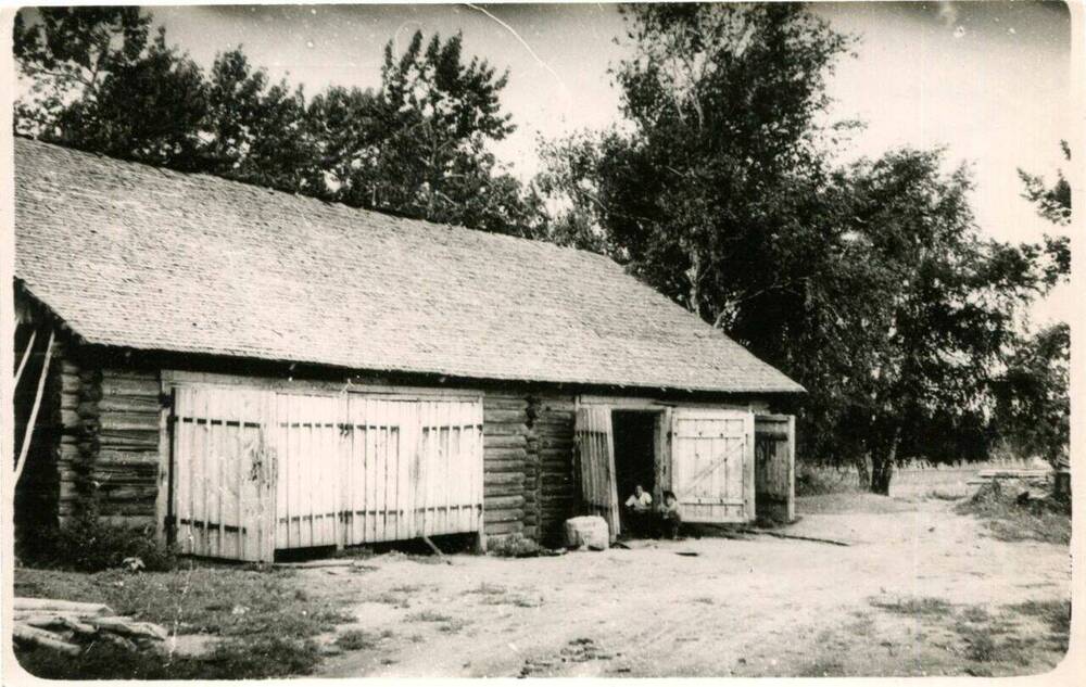 Фотография. Гараж колхоза «Им. Ленина». 
