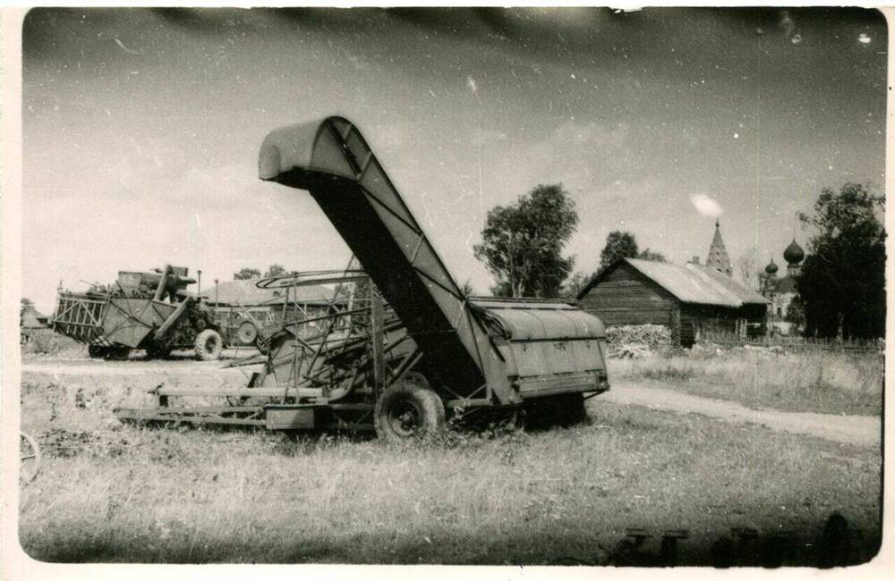 Фотография. Колхоз им. В.И. Ленина. Силосоуборочный комбайн.
