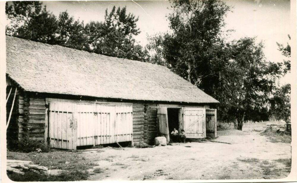 Фотография. Гараж колхоза «Им. Ленина».
