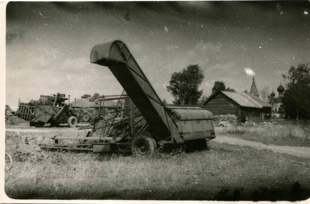 Фотография. Колхоз им. В.И .Ленина силосоуборочный комбайн.
