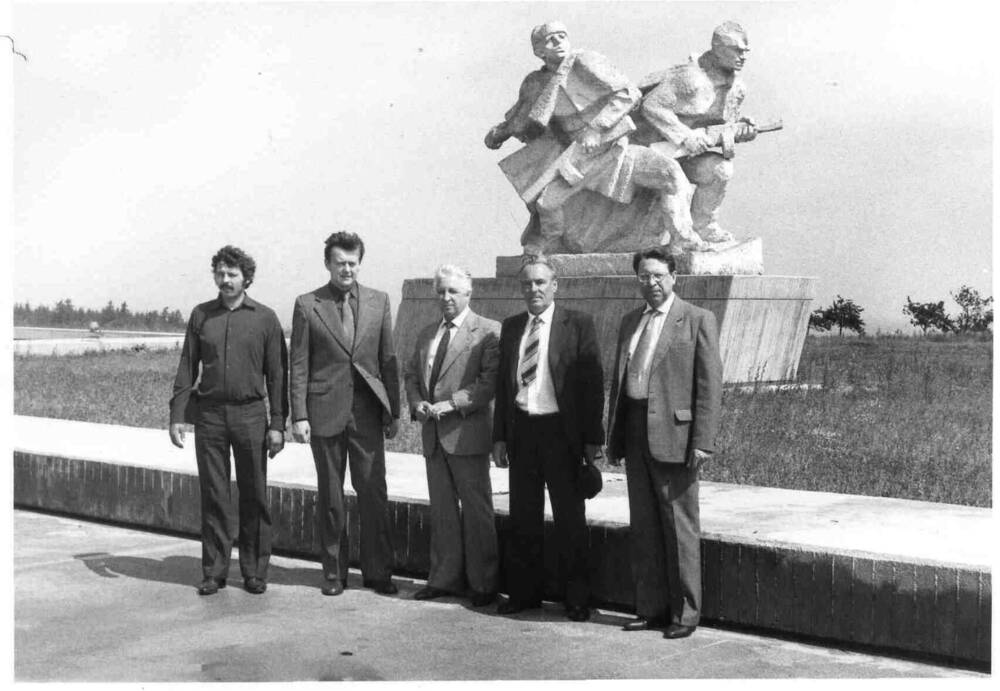 Фотография. Делегация.  ШахтНИУИ у обелиска погибшим Советским воинам.