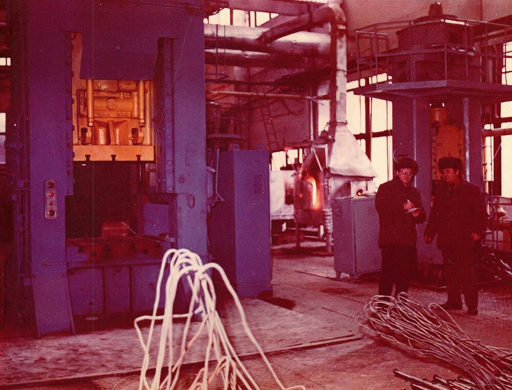 Фотография с изображением  специалистов Шахтинского ремонтно-механического завода