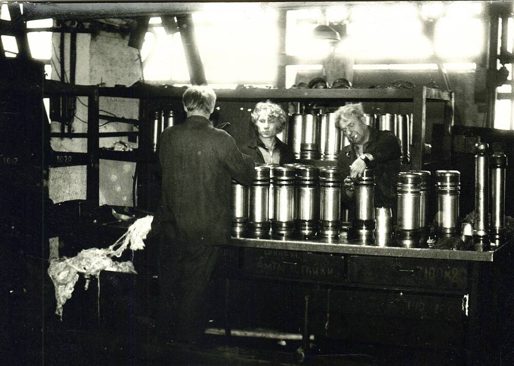 Фотография с изображением  рабочих во время ремонта гидростоек в цехе гидрокомлексов.
