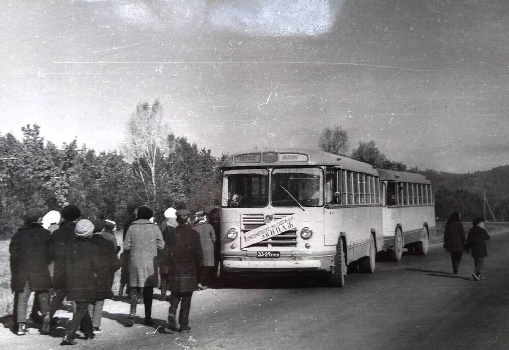 Фотография К памятнику погибшим партизанам.