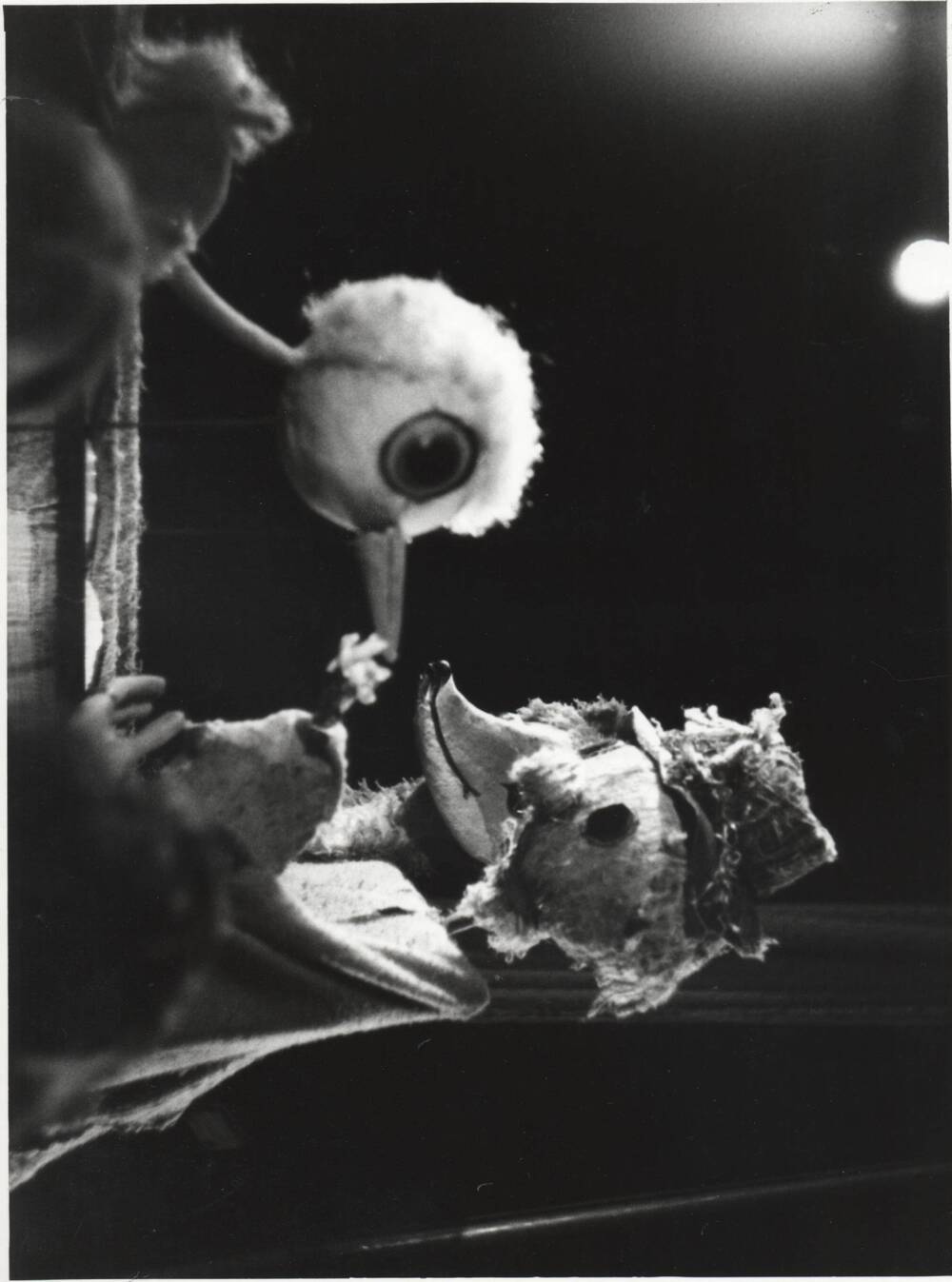 Фото сюжетное. Сцена из спектакля «Аистенок и  пугало» Г. Крчулова, Л. Лопейска. Кукла – аистенок, кукла-лиса, переодетая в пугало. Омский кукольный театр.