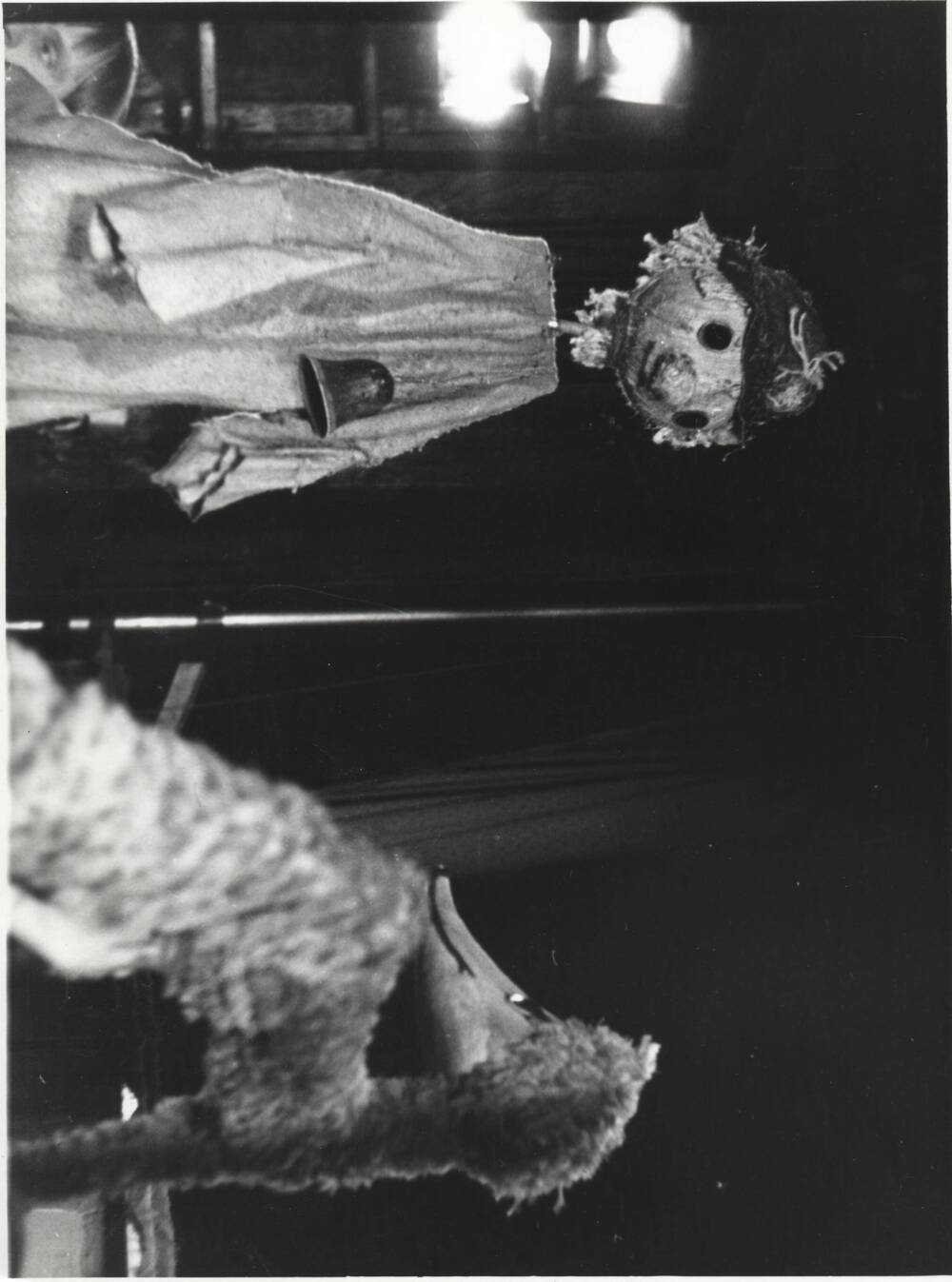 Фото сюжетное. Сцена из спектакля «Аистенок и  пугало» Г. Крчулова, Л. Лопейска. Кукла – пугало, кукла-лиса. Омский кукольный театр.
