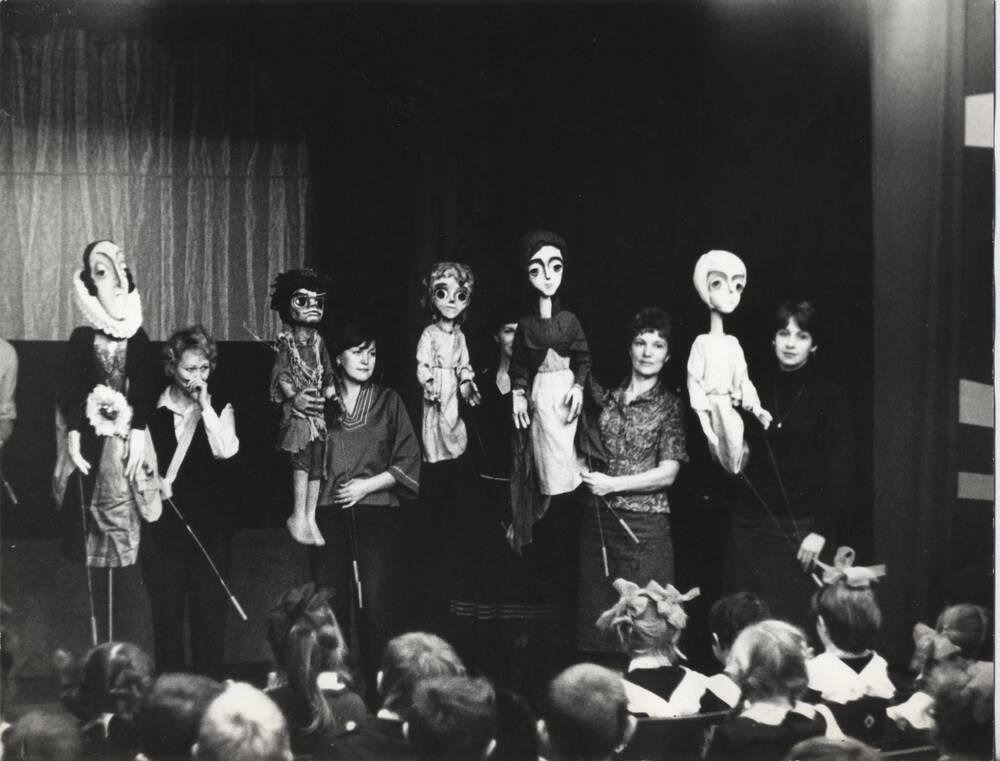 Фото сюжетное. Сцена из спектакля «Куда же ты, жеребенок?». Слева направо: актриса Шнякина, кукла-мальчик, кукла-жеребенок, актриса - Свириденко. Омский кукольный театр.