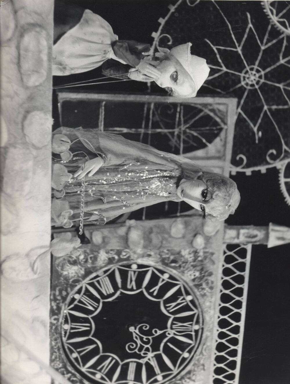 Фото сюжетное. Сцена из спектакля «Золушка» Т. Габбе. Омский кукольный театр.