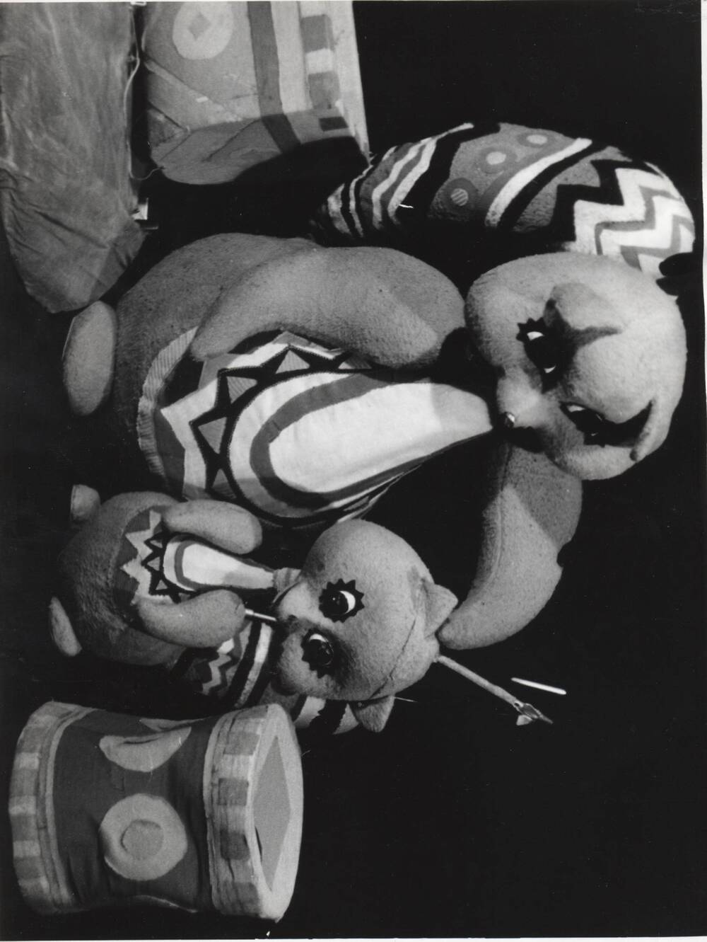 Фото сюжетное. Сцена из спектакля «Крошка енот и тот, кто сидит в пруду» М. Лилиан. Омский кукольный театр.