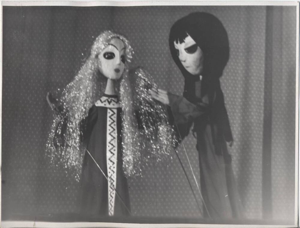 Фото сюжетное. Сцена из спектакля Омского кукольного театра.