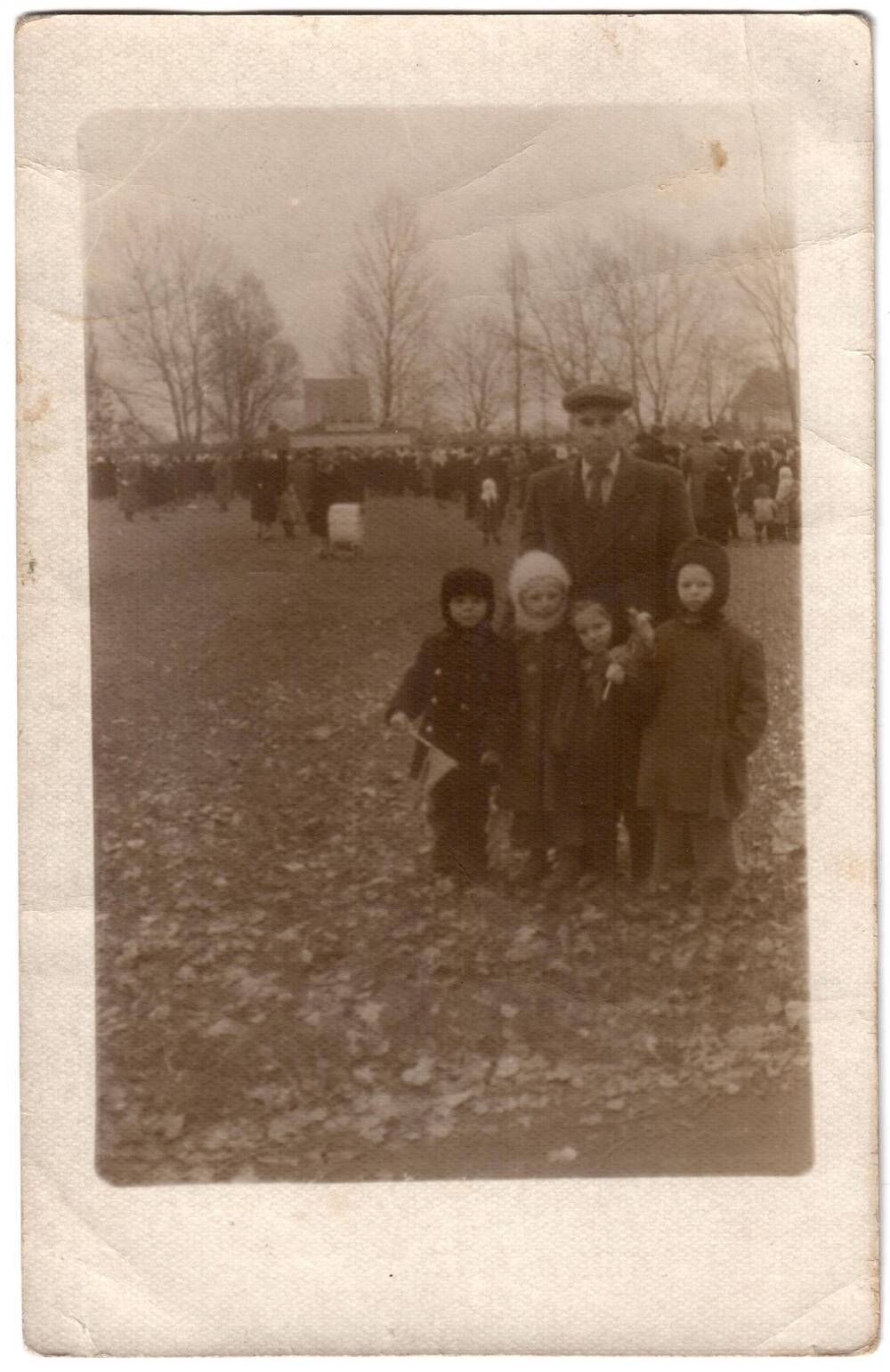 Фотография. Чарыков И.В. с детьми. (из личного архива Чарыковой Н.И.).